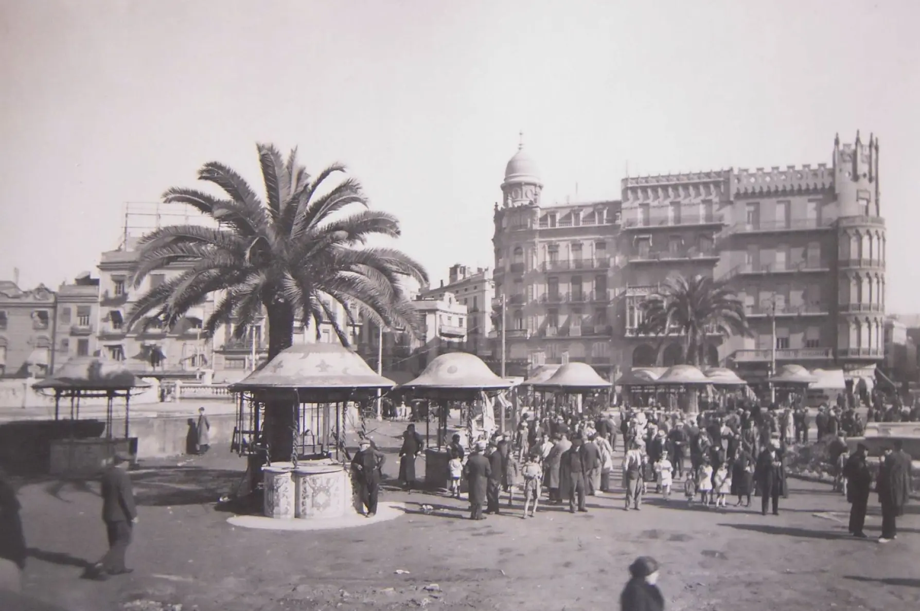 Kioskos de venta de flores en la plaza de Emilio Castelar: 1925